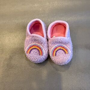 Wonder Nation Lavender Fuzzy Slippers. Kids size 5-6